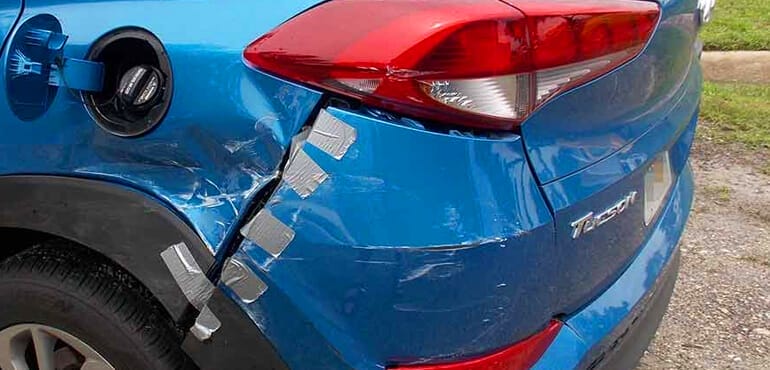 Une Toyota Rav4 bleue a été endommagée lors d'un accident.