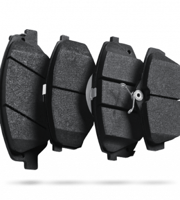 Quatre nouvelles plaquettes de frein avec clips et cales métalliques, indispensables à la sécurité de votre véhicule, isolées sur fond noir.